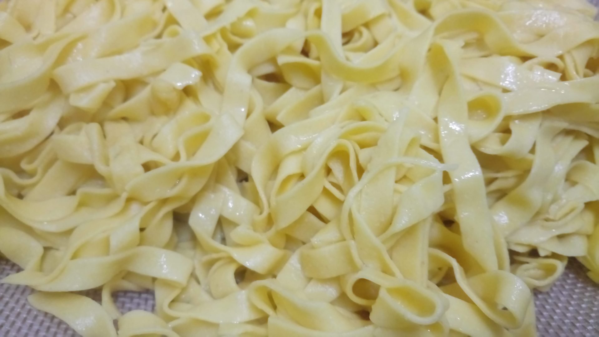 Massa fresca de macarrão cozida