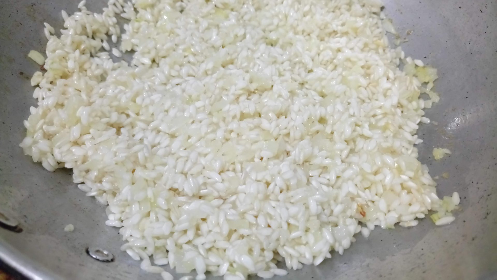 Arroz italiano refogado com cebola e manteiga